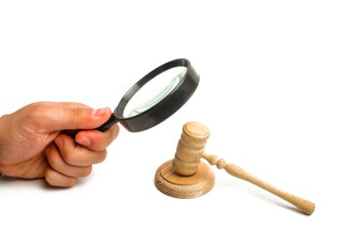 Büyüteç Camı eliyle dikkatle Yargıç hammer adlı gazes. Mahkeme davalarında incelenmesi kavramı. Yolsuzluk mahkemeleri. Arbitraj uygulama. Ceza için itiraz.
