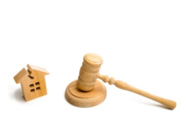 kırık bir çatı ve hakimin bir çekiç ile ev. Acil Konut sakinleri kazandırılması mahkeme kararına kabulü. İmha etmek için hakkı tanınması konut harap.