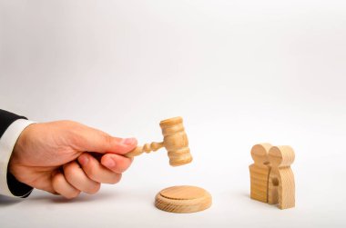 Yargıç bir çekiçle vurmak ve veliler ile annesi'nın vücudunda bir çocuk şeklinde bir boşluk figürler üzerinde bir karara işlemek çalışır. ebeveyn haklarının yoksunluğu kürtaj izni.