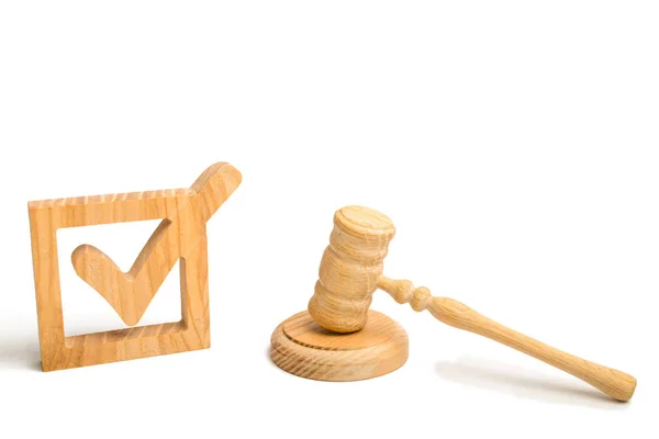 Wooden Checkmark Hammer Judge White Background Referendum Elections Appointment Judge — Stock Photo, Image