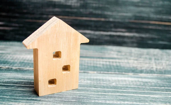 Een Miniatuur Drie Verdiepingen Tellende Houten Huis Een Blauwe Achtergrond — Stockfoto