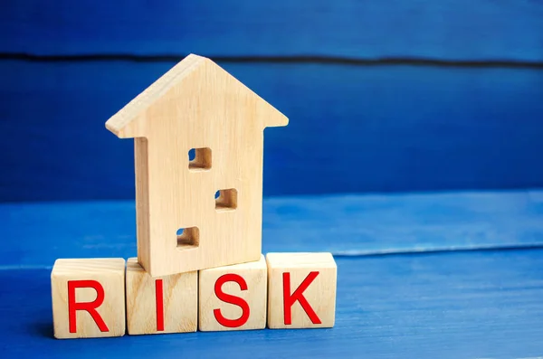 木造住宅および単語リスクとキューブ 不動産の損失リスクの概念 財産保険 ホーム マンション担保融資 金融リスク — ストック写真