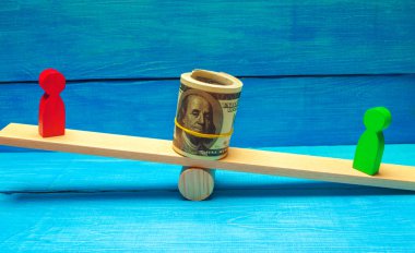 ahşap figürler insan ölçekler ve aralarında dolar. iki iş adamları arasında bir anlaşmazlık. deneme. borç yeniden yapılanma. ücret borçları. işçi haklarının korunması. Mahkeme. İş hukuku