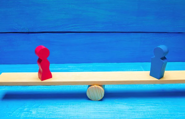 Bir erkek ve bir kadın ölçekler üzerinde rakamlar. eşitsizlik kavramı: erkek ve kadın bir tartı üzerinde denge, cinsiyet ücret farkı. boşanma. Mahkeme özelliğinde bölümü. Aile içinde sosyal rolü