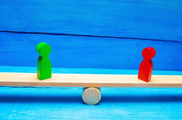 İki ahşap rakamlar adaletin terazisi hazır. rakipleri. İş kavramı başarı iş ortakları ve karşılıklı yarar. başarılı işlem