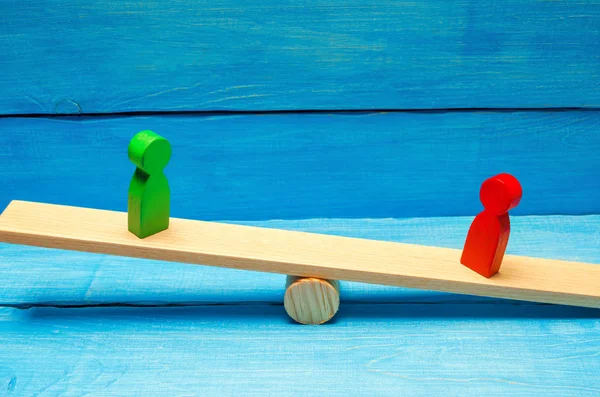 ahşap figürler insan. rakip iş ölçekler üzerinde durmak. deneme. çatışma. zafer ve yenilgi. kötü ve iyi çalışan. Kırmızı figür yeşil olan daha ağır basar. rekabet. başarı ve başarısızlık