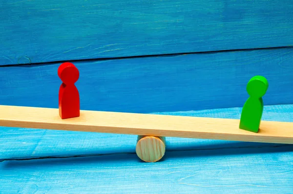ahşap figürler insan. rakip iş ölçekler üzerinde durmak. deneme. çatışma. zafer ve yenilgi. kötü ve iyi çalışan. Kırmızı figür yeşil olan daha ağır basar. rekabet. başarı ve başarısızlık