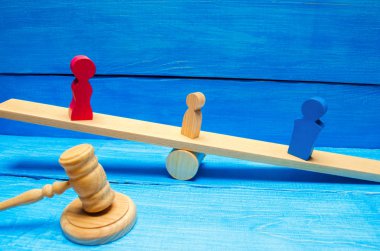 ebeveyn haklarının yoksunluğu. bir çocuğun velayet kavramı. yasal boşanma. çekiç hâkim. Aile mahkemesi, hukuk. Ebeveynler ölçekler üzerinde durmak. deneme