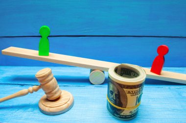 ahşap figürler insan ölçekler ve aralarında dolar. iki iş adamları arasında bir anlaşmazlık. deneme. borç yeniden yapılanma. ücret borçları. işçi haklarının korunması. Mahkeme. İş hukuku