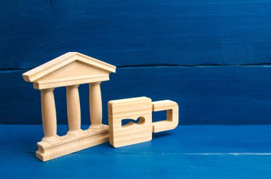 Eski bir bina ve bir kilit. Tarih ve kültür anıtları koruma kavramı. Koruma hükümet binaları ve müzeler. Tarihin tahrif koruma.