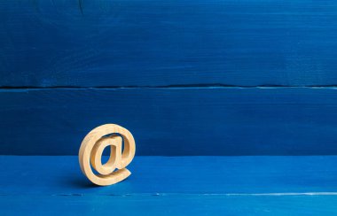 Internet internet yazışma, iletişim. Mavi arka plan üstünde e-posta kutsal kişilerin resmi. Kişileri iş için. İlgili kişileri müşteriler ile kurulması. Dijital Ekonomi, online hizmetler.