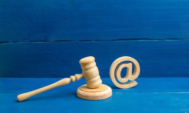 Hâkim'in çekiç ve e-posta adresi. Adlarını posta ve Web siteleri kullanma hakları alma için yasal işlem kavramı. Etki alanı adlarının ve e-posta el koyma. Hak sahipleri.