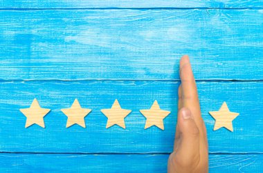 el iş adamı beşinci yıldız--dan diğer dört ayırır. Beşinci star rating ve tanıma sonbaharda kaybı. eleştirmen alır 5 yıldızlı bir otel, Restoran. seçici odak