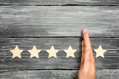 el iş adamı beşinci yıldız--dan diğer dört ayırır. Beşinci star rating ve tanıma sonbaharda kaybı. eleştirmen alır 5 yıldızlı bir otel, Restoran. seçici odak