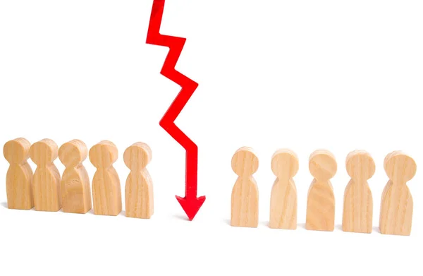 A number of people and a red arrow separating them. The concept is the division of the collective, the division of the social classes. Lack of chain link, staff shortage. Beat of the crisis.