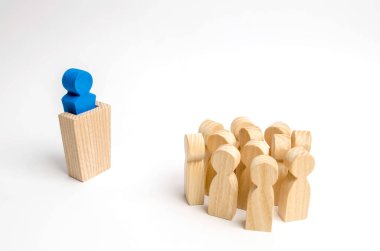 Kişilik bir kalabalık hitaben bir konuşma Kürsüsü lideri konuşuyor. İş kavramı lider ve liderlik nitelikleri, kalabalık yönetimi, siyasi tartışma ve seçimler. İşletme Yönetimi.