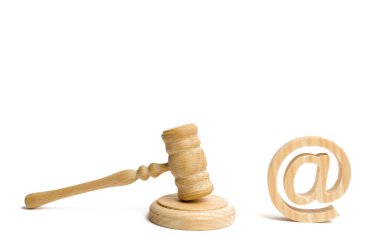 Hâkim'in çekiç ve e-posta adresi. Adlarını posta ve Web siteleri kullanma hakları alma için yasal işlem kavramı. Etki alanı adlarının ve e-posta el koyma. Hak sahipleri.