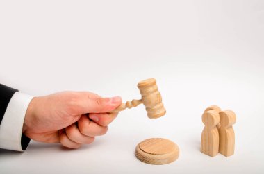 Üç adam ve bir çekiç hakimin. Mahkeme, iki kişi arasındaki bir anlaşmazlık çözünürlüğe durumlarda deneme. İş ilişkileri, mülkiyet sahipliğini ascertaining. Dava.