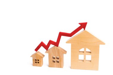 Ahşap evler için büyük bir kırmızı küçük oka üst üste ayağa kalk. Emlak için yüksek talep kavramı. konut enerji verimliliğini artırmak. içinde ev fiyatları yükseldi. özelliği.