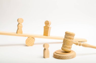 Bir erkek ve bir kadın ölçekler ve bir çocuğun yanında bir yargıç çekiç. Ebeveynler arasinda kavramı. Bir çocuk bir boşanma sonrası ebeveynlik. Çocukların velayetini hakkı için mücadele.
