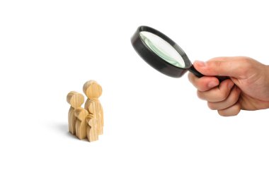 İnsan bir aile beyaz bir arka plan üzerinde şeklinde ahşap biblo. Aile değerleri, Aile devamı ve aile planlaması kavramı. Çocuklar için bakım. Kopyalama alanı afiş. Aranacak yer