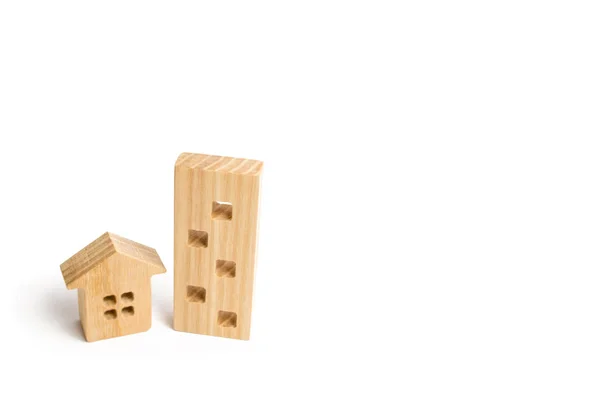 白色背景上的两个木房子 一个大房子 然后一个小的 购买私人住宅或公寓的概念 住房类型的选择 高层建筑中的公寓 — 图库照片