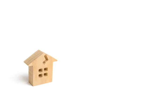 Een Houten Huis Met Een Barst Het Concept Van Een — Stockfoto