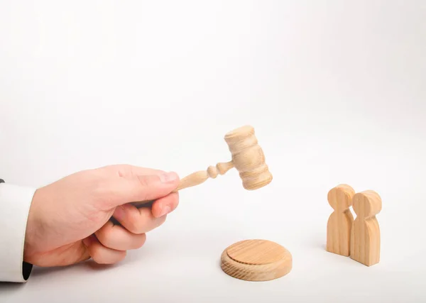 Two men and a hammer of the judge. The trial of cases in court, the resolution of a dispute between two people. Business relations, ascertaining the ownership of property. Litigation.