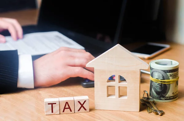 Mäklarens Hand Håller Bunt Pengar Nära Huset Med Tangenterna Begreppet — Stockfoto