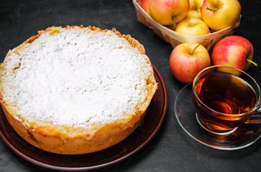 Vanilyalı krema ile geleneksel elmalı turta. Lehçe Charlotte. bir favori İngiliz tatlısı. çay için ev yapımı hamur işleri. sonbahar tatlı. kurabiye hamuru