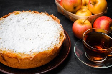 Vanilyalı krema ile geleneksel elmalı turta. Lehçe Charlotte. bir favori İngiliz tatlısı. çay için ev yapımı hamur işleri. sonbahar tatlı. kurabiye hamuru