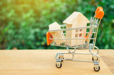 Gayrimenkul yatırım ve ev mali kavramı mortgage. satın alma, kiralama ve daire satıyor. gerçek arazi. Bir süpermarket arabası ahşap evde. kredi, konut genç aileler için uygun fiyatlı.