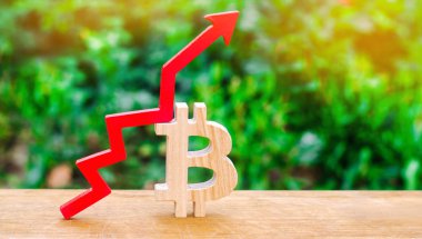 bitcoin maliyetini artırır. Kripto-döviz piyasasının büyüme. Blockchain teknoloji. yukarı ahşap işareti bitcoin ve kırmızı ok