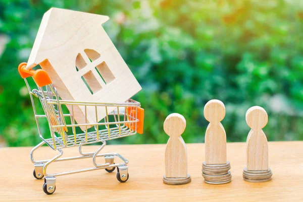 Veiling Openbare Verkoop Onroerend Goed Houten Huis Supermarkt Trolley Mensen — Stockfoto