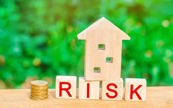 Ahşap Küpleri Ile Kelime Risk Risk Gayrimenkul Kaybı Kavramı Mülkiyet — Stok fotoğraf