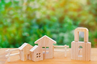 bir kilit ile ahşap evler. Güvenlik şehir / bölge. Müsadere borçları için özellik. Güvenlik ve alarm sistemi. Yeni bir ev satın almak. Emlak için para tasarrufu. bir ipotek, teminat kredi.