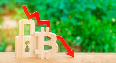 Bitcoin, asma kilit ve aşağı ok. Bitcoin maliyetini bir düşüş kavramı. Kesmek ve hırsızlık, güvenilmez yatırımlar. Çekicilik ve kripto-döviz piyasasında sonbaharda. Blockchain teknoloji