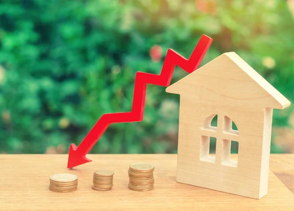 房地产价格的下降 人口减少的概念 对抵押贷款的利息下降 减少购买住房的需求 公用事业价格低廉 向下箭头 房地产 — 图库照片