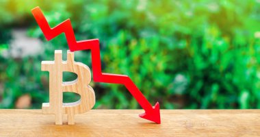 bitcoin maliyeti düşer. Cryptocurrency piyasa krizi kavramı. Blockchain teknoloji. ahşap işareti bitcoin ve kırmızı ok aşağı.