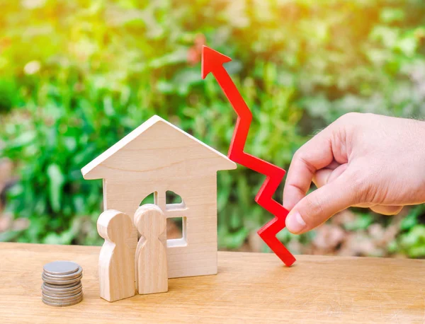 木房子 钱用红色箭头向上 房地产需求高的概念 房价上涨 人口增长 增加公用事业的成本 — 图库照片