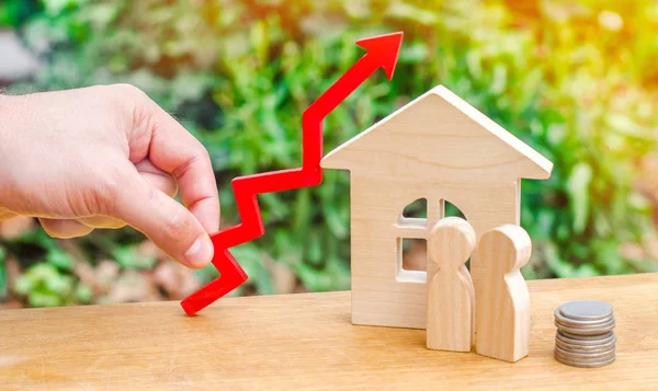 木房子 钱用红色箭头向上 房地产需求高的概念 房价上涨 人口增长 增加公用事业的成本 — 图库照片
