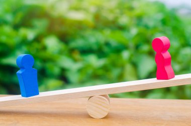 Bir erkek ve bir kadın ölçekler üzerinde rakamlar. eşitsizlik kavramı: erkek ve kadın bir tartı üzerinde denge, cinsiyet ücret farkı. boşanma. Mahkeme özelliğinde bölümü. Aile içinde sosyal rolü