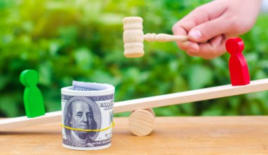 ahşap figürler insan ölçekler ve aralarında dolar. iki iş adamları arasında bir anlaşmazlık. deneme. borç yeniden yapılanma. ücret borçları. işçi haklarının korunması. Mahkeme. İş hukuku. Mahkeme