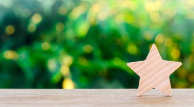 Bir ahşap yıldız. Otel, Restoran, otel değerlendirme. Genel Bakış. eleştirmen beğenisine. Negatif geri besleme. düşük kaliteli hizmet. yeşil bokeh arka plan. seçici odak