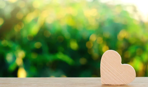 Dřevěné Srdce Pozadí Zelených Bokeh Koncept Lásky Romantiky Tvar Srdce — Stock fotografie