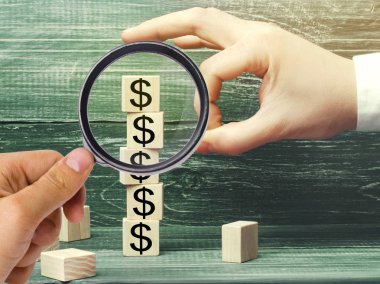 işadamı resmi dolar olan bir küp kaldırır. mali ve ekonomik kriz. sermaye çıkış. ekonominin sabotaj. iflas. küçük işletmeler üzerinde baskı. düşen fiyatlar. nakit kaybı