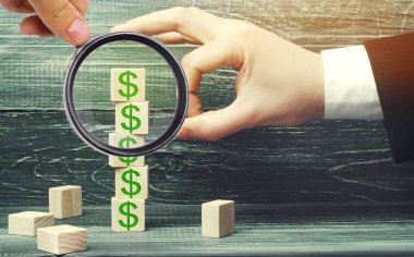 işadamı resmi dolar olan bir küp kaldırır. mali ve ekonomik kriz. sermaye çıkış. ekonominin sabotaj. iflas. küçük işletmeler üzerinde baskı. düşen fiyatlar. nakit kaybı