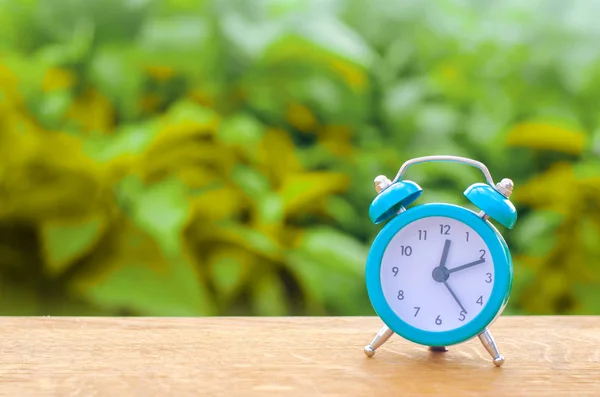 Blauwe Wekker Geeft Het Begin Van Eerste Een Groene Bokeh — Stockfoto