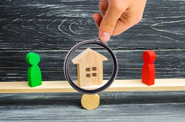 Wooden Figures Scales Clarification Ownership House Real Estate Court Rivals — Stock Photo, Image