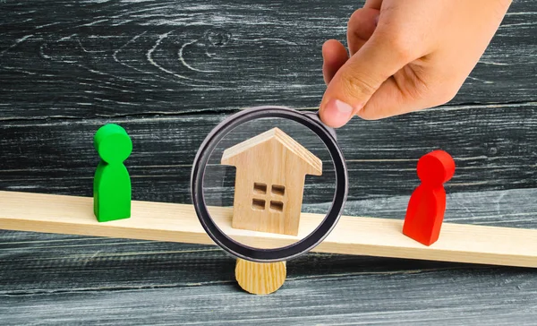Wooden Figures Scales Clarification Ownership House Real Estate Court Rivals — Stock Photo, Image